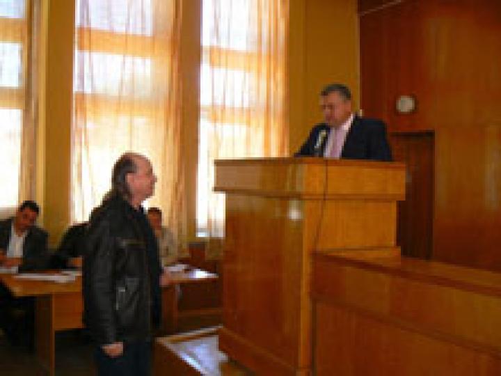 Riskó György, a "KMKSZ"-UMP képviselője átnyújtja Mihajlo Ljaskónak a bátyúiak beadványát. A háttérben Heé Roland a "KMKSZ"-UMP frakcióvezetője