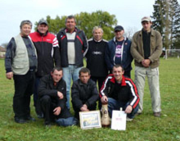 Rácz János (balról az első) és a győztes tiszacsomai csapat