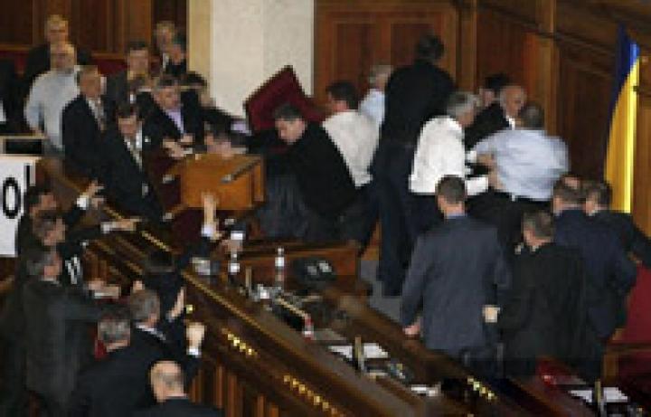 Nemcsak az ellenzékieken, a parlamentarizmuson is sebet ejtettek
