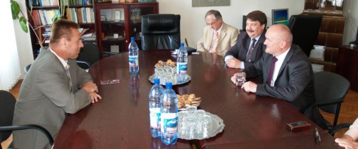 Kárpátaljai látogatása során Hende Csaba magyar honvédelmi miniszter a KMKSZ ungvári székházában találkozott Kovács Miklóssal, a Szövetség elnökével