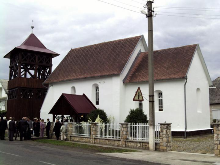 A tiszabökényi református templom az új haranglábbal