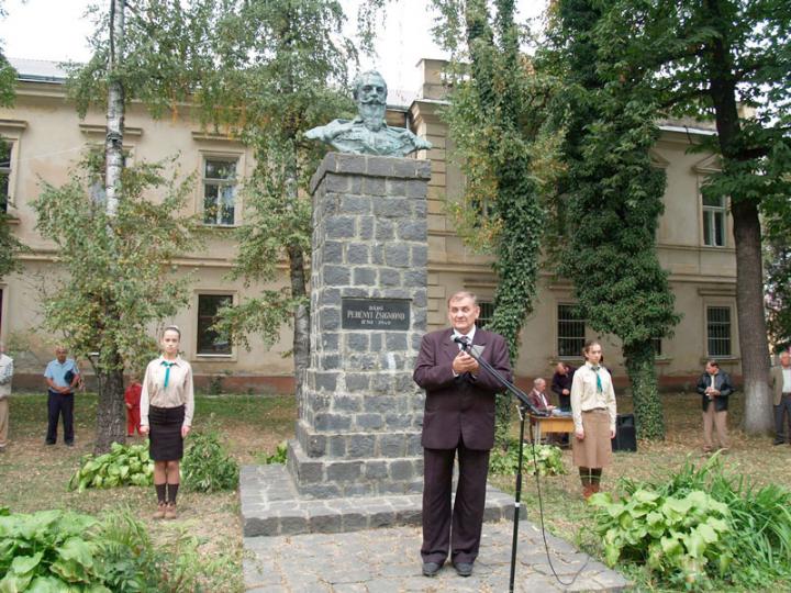 Lezsák Sándor, a Magyar Országgyűlés alelnöke beszédet mond báró Perényi Zsigmond szobránál Nagyszőlősön