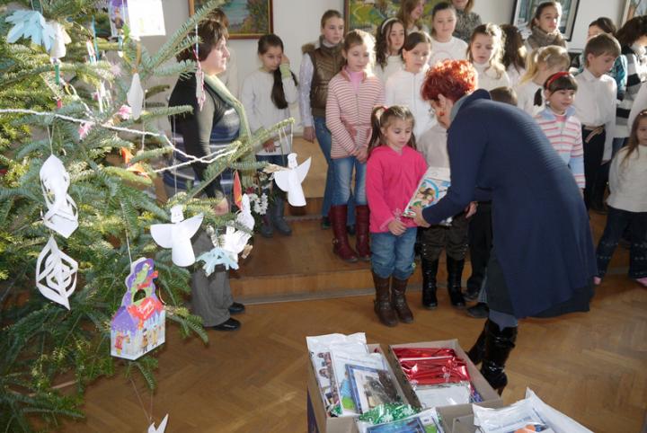 Wraukóné Lukács Ilona átadja az ajándékokat a gyerekeknek