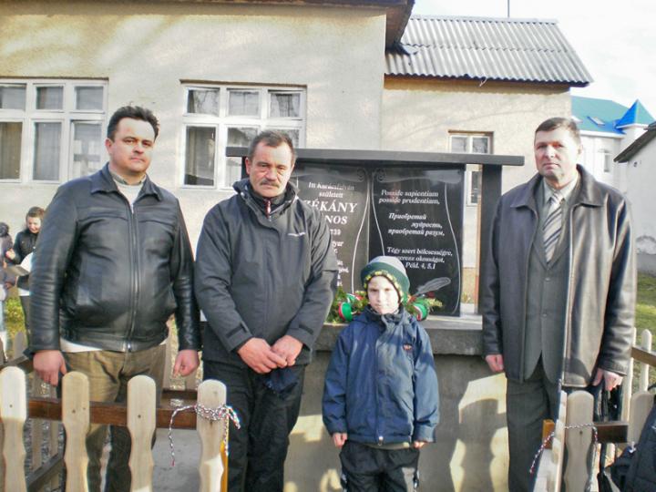 Gorondi Albert, Zékány János (unokájával) és Barta József az emlékmű előtt