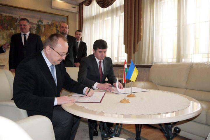 Németh Zsolt és Ivan Baloga aláírják a megállapodást