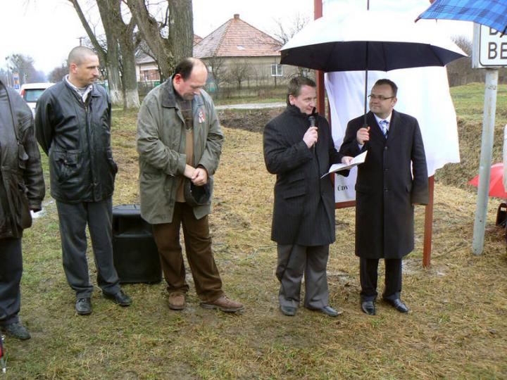 Kovács Béla, jobbikos, európai parlamenti képviselő és Gajdos István, UMDSZ-elnök, jelenleg régiós parlamenti képviselő rovásírásos városnévtáblát avatnak Beregszászban