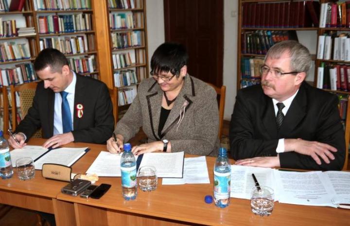 Fazekas Sándor vidékfejlesztési miniszter jelenlétében dr. Gyuricza Csaba és dr.  Orosz Ildikó aláírják az együttműködési megállapodást
