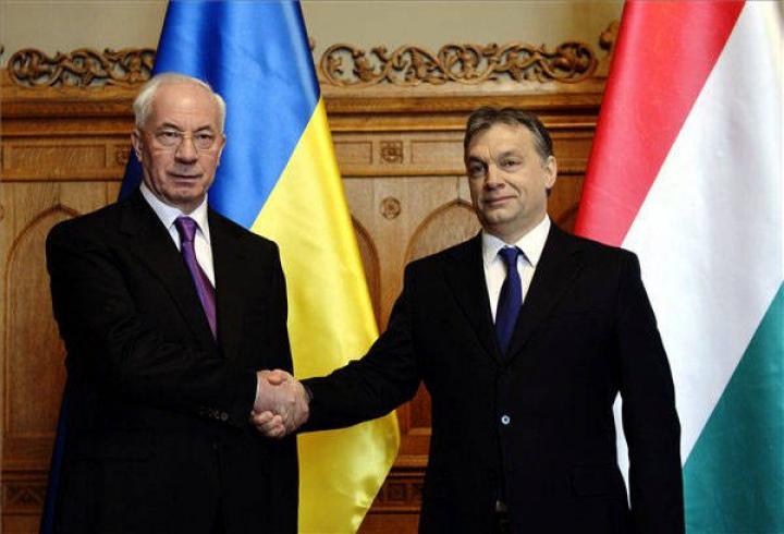 Az ukrán kormányfőt március 28-án fogadta Orbán Viktor, Magyarország miniszterelnöke. Azarov elítélte a március 16-án, Ungváron magyarokat ért támadást.