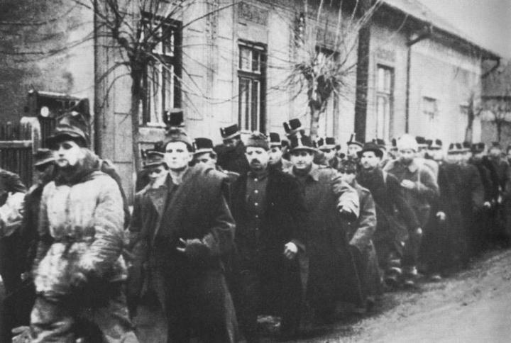 Néhányan a szovjet fogságba esett 600 000 magyar állampolgárból. (A menetben civilek is láthatóak.)