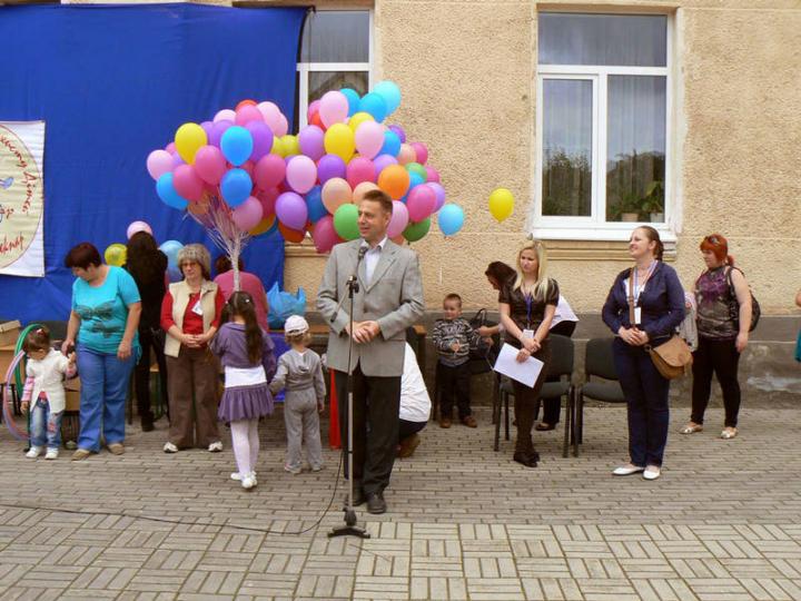 Csapon Kovács Miklós, a KMKSZ elnöke köszönti a gyermeknap résztvevőit