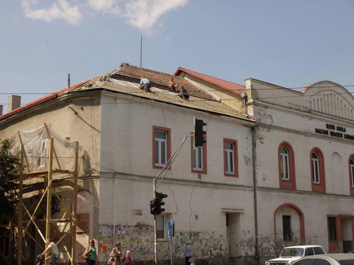 Felújítás alatt a beregszászi magyar színház épülete