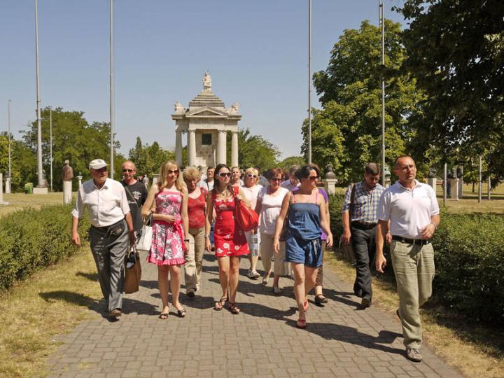 A KMKSZ Ungvári Középszintű Szervezete és a Kárpátaljai Népfőiskolai Egyesület közös szervezésű kirándulásának résztvevői az Ópusztaszeri Nemzeti Történeti Emlékparkban.