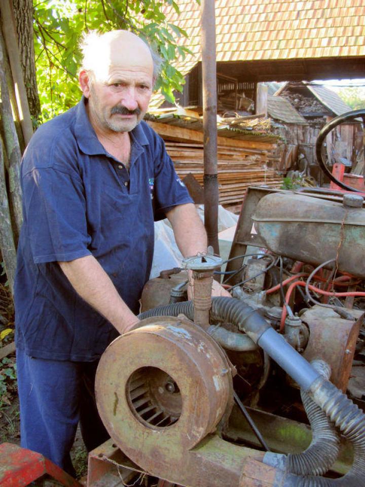 Tar Lajos az egyik általa készített traktorral