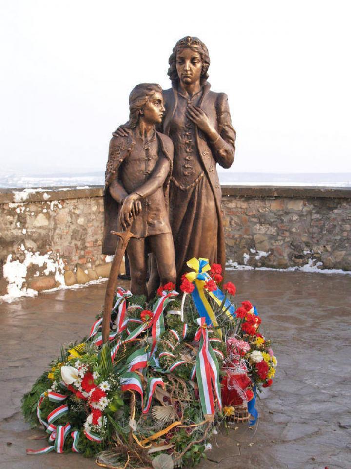 Az ifjú Rákóczi Ferenc és Zrínyi Ilona szobra a munkácsi várban