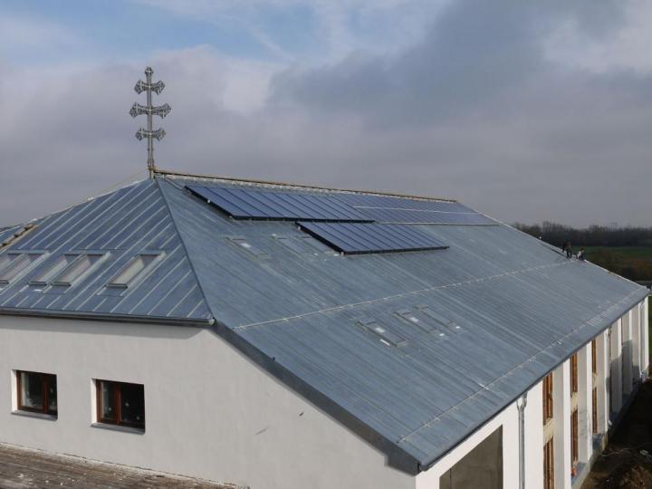Nemsokára „termelni” is fognak az új épületen elhelyezett napelemek és napkollektorok