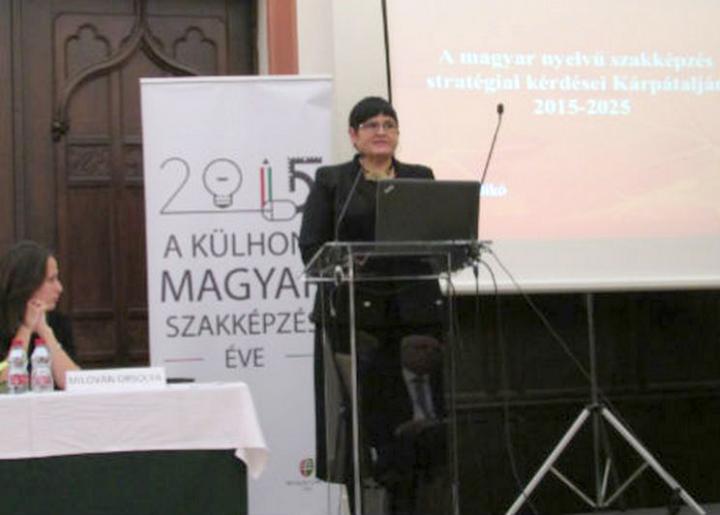 Dr. Orosz Ildikó tart előadást a konferencián