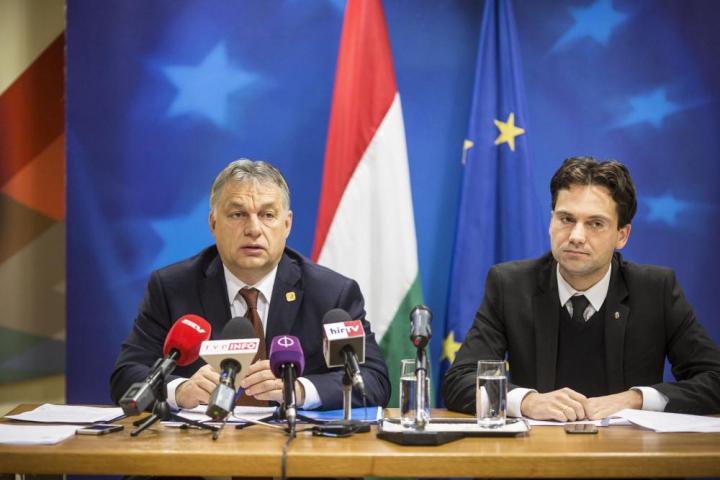 Orbán Viktor miniszterelnök (b) sajtótájékoztatót tart az Európai Unió csúcstalálkozója után Magyarország Állandó Képviseletén Brüsszelben. Mellette Havasi Bertalan, a Miniszterelnöki Sajtóiroda vezetője. MTI Fotó: Miniszterelnöki Sajtóiroda/Szecsődi Balázs