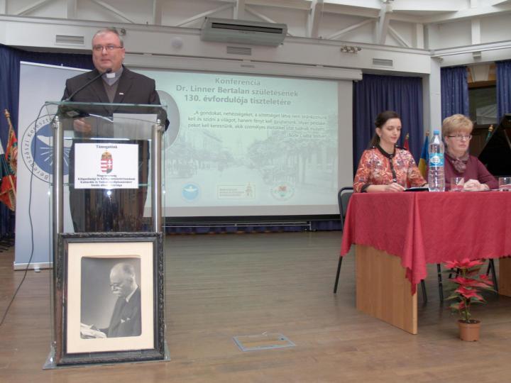 Molnár János bereg-ugocsai  római katolikus esperes köszönti  a konferencia résztvevőit