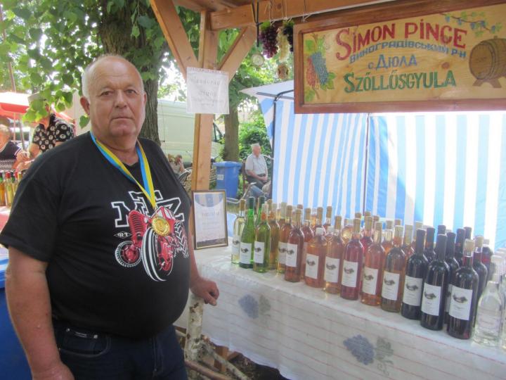 Simon István, a szőlősgyulai Simon Pince tulajdonosa  a Cserszegi Fűszeres boráért kapott aranyéremmel