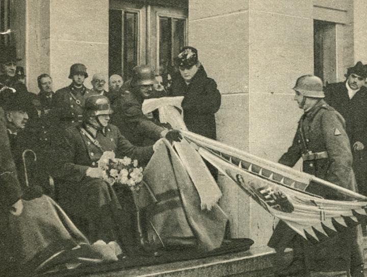 Vásárhelyi Andor ezredparancsnok felesége szalagot köt a zászlóra, mellette vitéz Szombathelyi Ferenc és Perényi Zsigmond báró